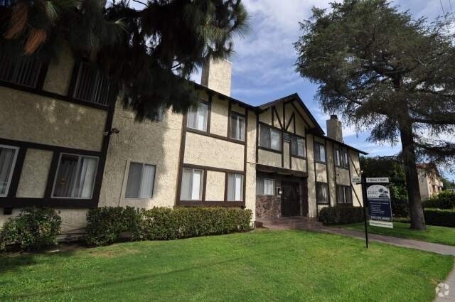 Building Photo - 6954 Woodman Ave Rental