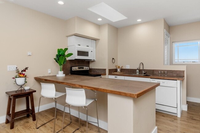 Photo - Charming Coastal Studio in Carlsbad - Furn...