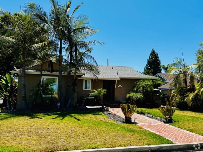 Building Photo - Three Bedroom Pool Home for Rent in Downey!
