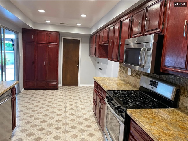 Photo - 1085 Riviera Dr