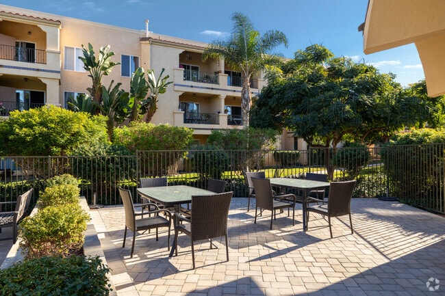 Poolhouse - Loma Village Apartments