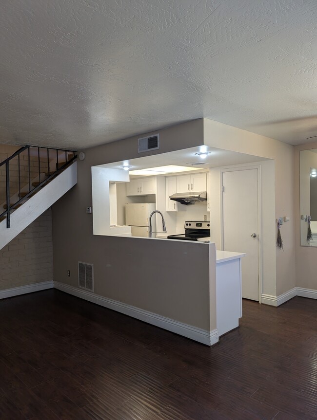 Photo - 3037 Knollwood Ave