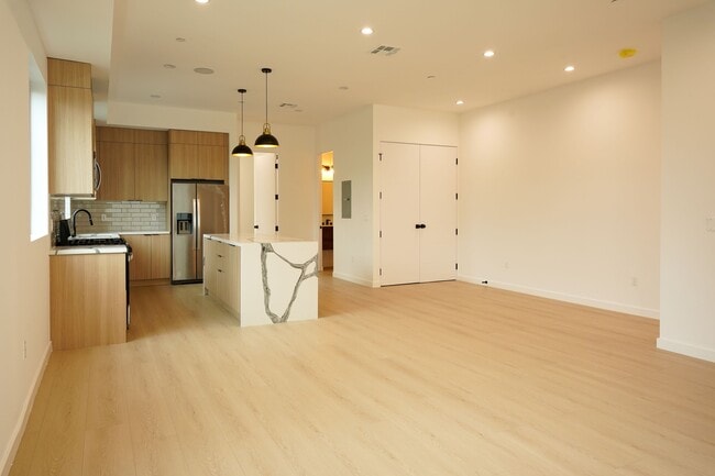 Photo - 13843 Burbank Blvd