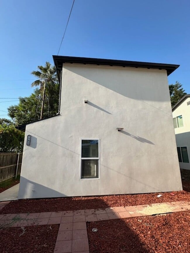 Completely remodeled and located on a quie... - Completely remodeled and located on a quie... House