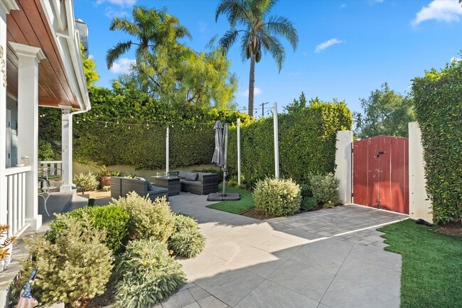 Photo - 925 Dickson St