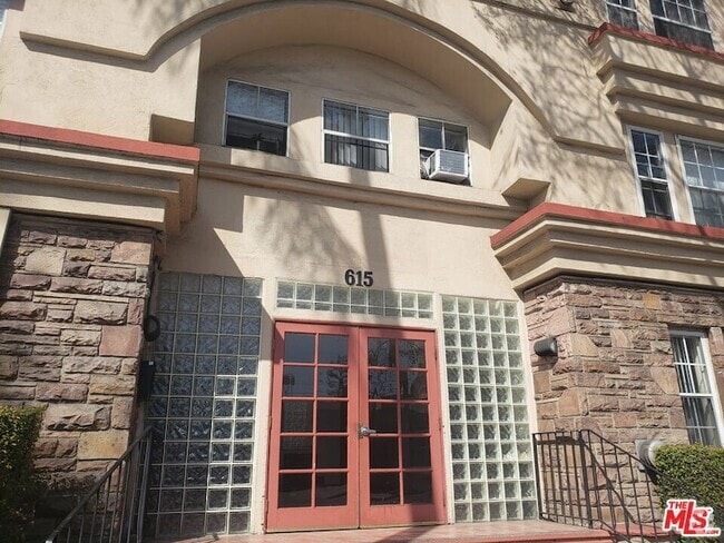 Building Photo - 615 N Rossmore Ave Rental