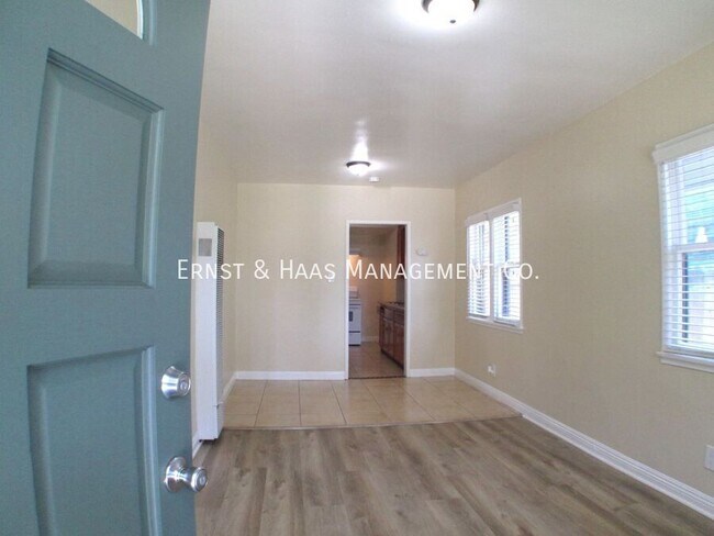 Photo - 935 E 5th St