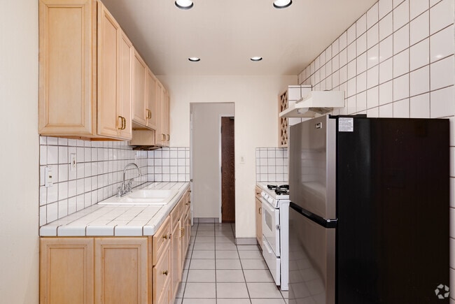 Studio - 500 SF - Kitchen - Evanston Apartments