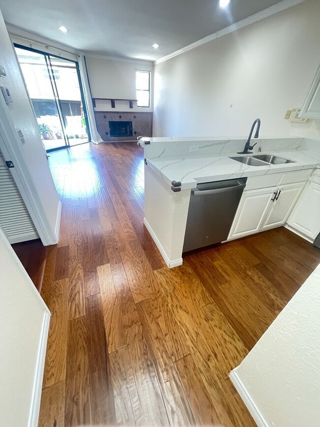 Super cute 1 bdrm in the heart of UTC - Super cute 1 bdrm in the heart of UTC Condo Unit 37