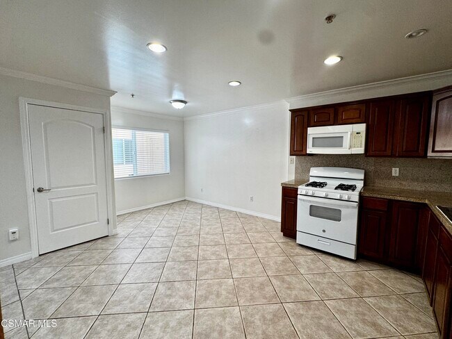 Photo - 13525 Vanowen St