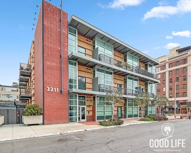 Building Photo - Charming 1BA Studio in Bankers Hill Including a W/D, Private Balcony, & Reserved Parking Space!