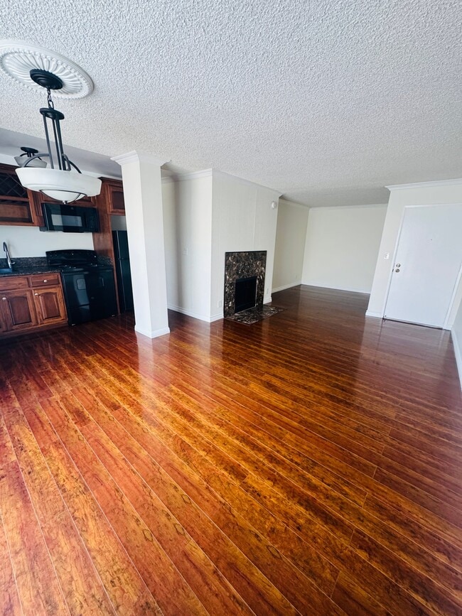 Photo - 2414 S Barrington Ave Unit 103