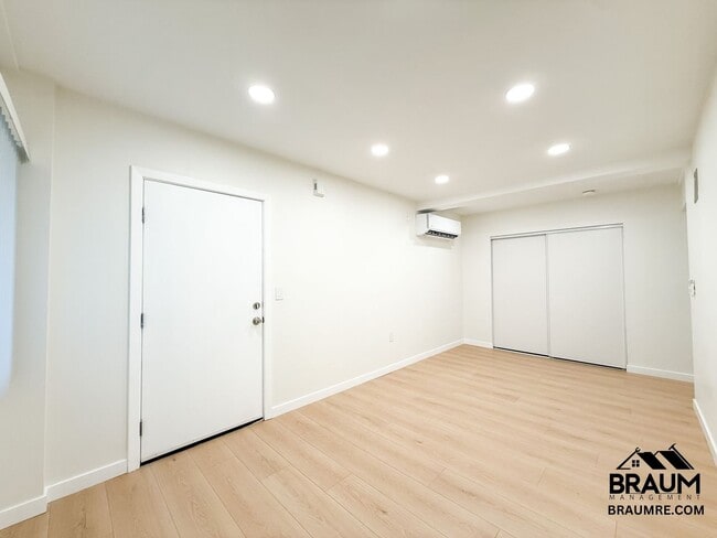 Photo - 15634 Leadwell St Unit 13