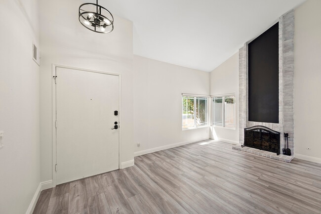 Photo - 10518 Pine Grove St