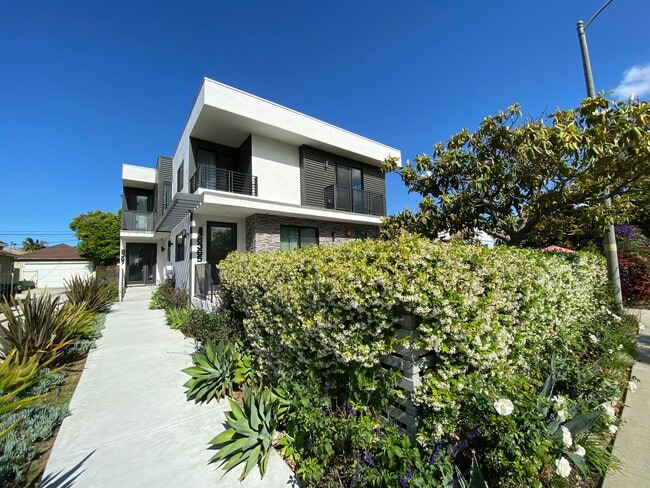 Photo - NEWER 4BED 3 BATH FRONT TOWNHOME*HWFLS*BALCONY*W/D IN UNIT* CENTRAL AIR/HEAT* *STAINLESS APPLI...