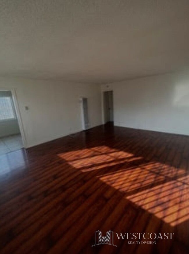 Photo - 1041 W Reeve St Unit 3