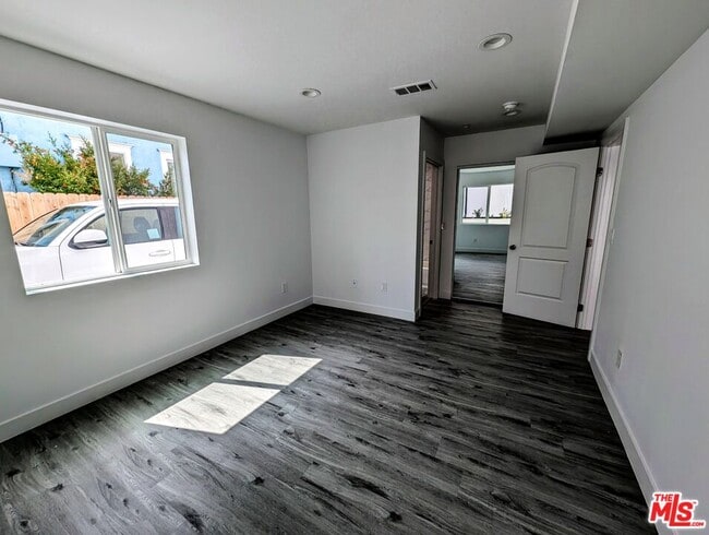 Photo - 753 1/2 E Adams Blvd