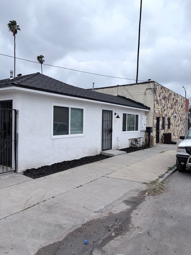 Building Photo - 105 W 83rd St Unit Main St. SFR