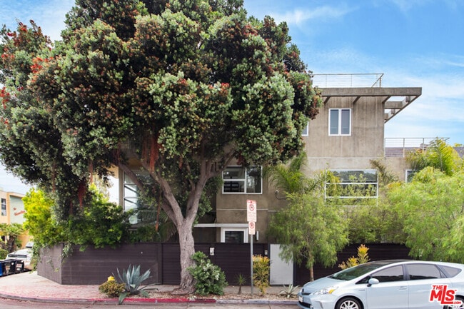 Photo - 1917 Alberta Ave