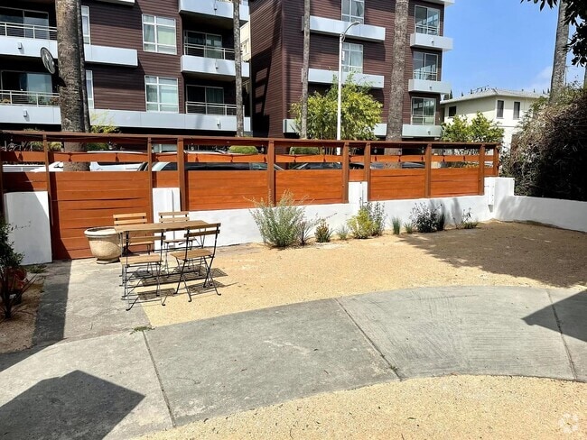Building Photo - 6000 Carlton Way Rental