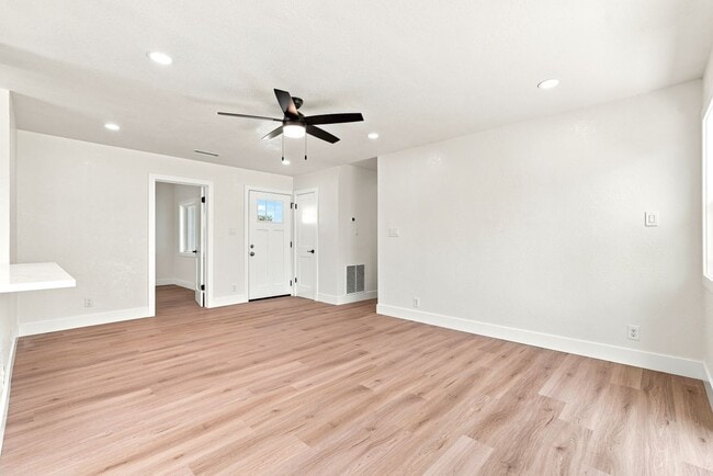 Photo - 17045 Salais St