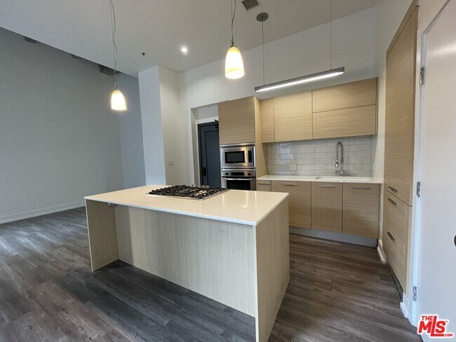 Photo - 727 W 7th St Unit 303