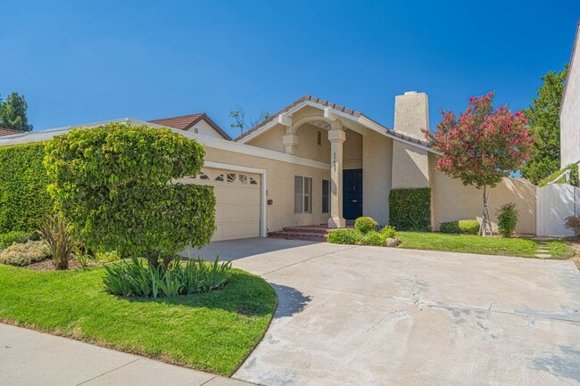 Building Photo - 3-Bedroom Single-Story Home in Valencia on...