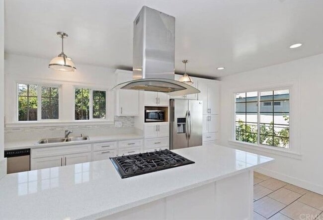 Photo - 1037 W 73rd St