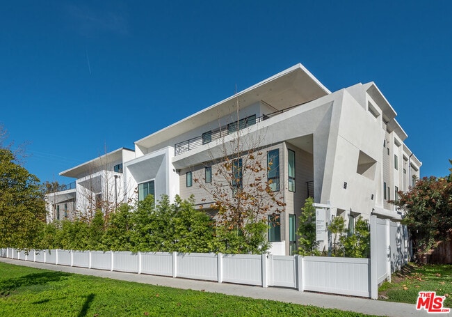 Photo - 3232 S Barrington Ave