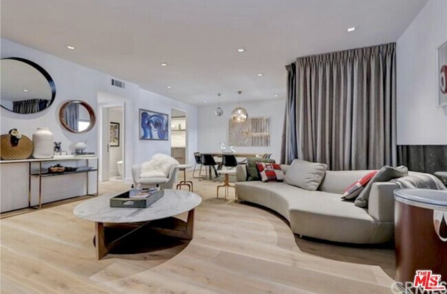 Building Photo - 439 N Doheny Dr Unit 204 Rental