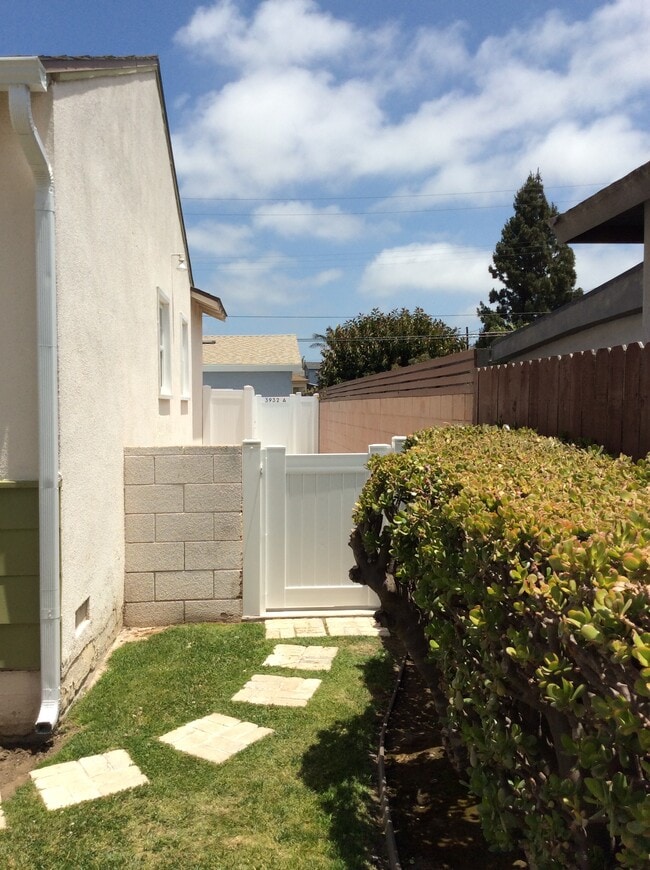 Building Photo - 3932 Walgrove Ave Unit 3932 Walgrove Ave  A