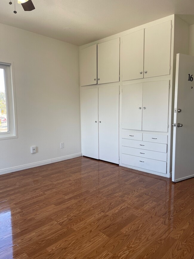 STUDIO - Villa De Oro Apartments