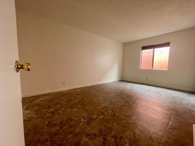 Specious 2 Bedrooms 1 Bathroom with Parking! - Specious 2 Bedrooms 1 Bathroom with Parking! Condo Unit B