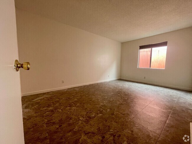 Building Photo - Specious 2 Bedrooms 1 Bathroom with Parking! Unit B Rental