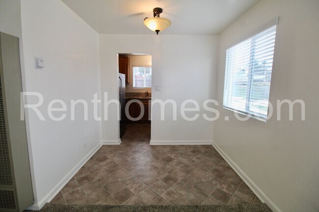 Photo - 2345 Comstock St