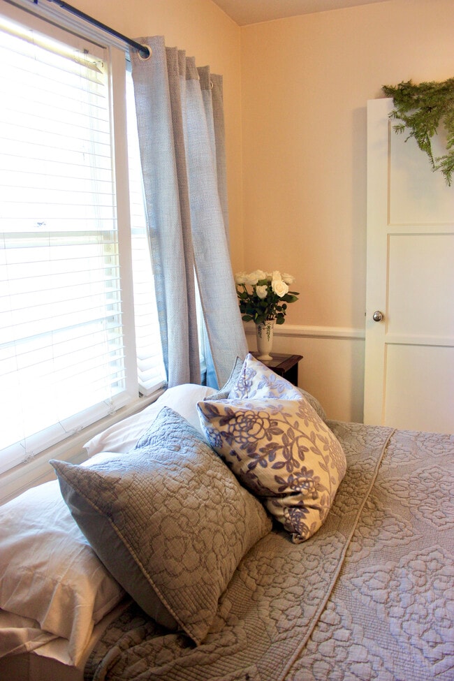 Bed - 1818 Hi Point St