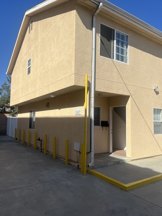 Photo - 12627 Oxnard St