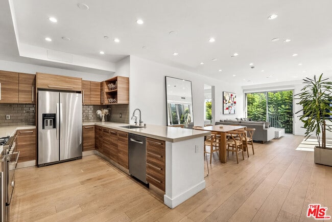 Building Photo - 855 Croft Ave Unit 301