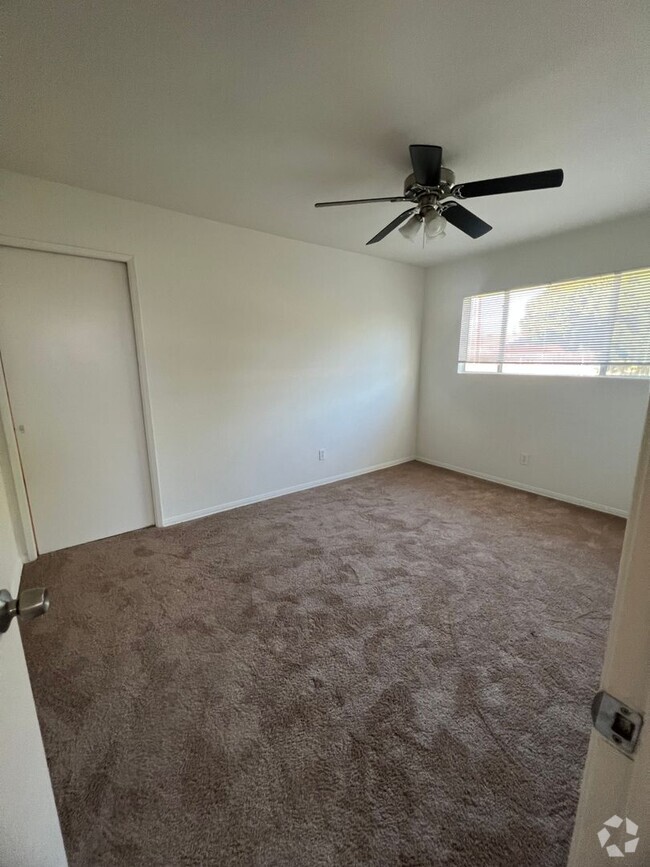 Building Photo - 3BR/1BA Single Family Home (920 SF)