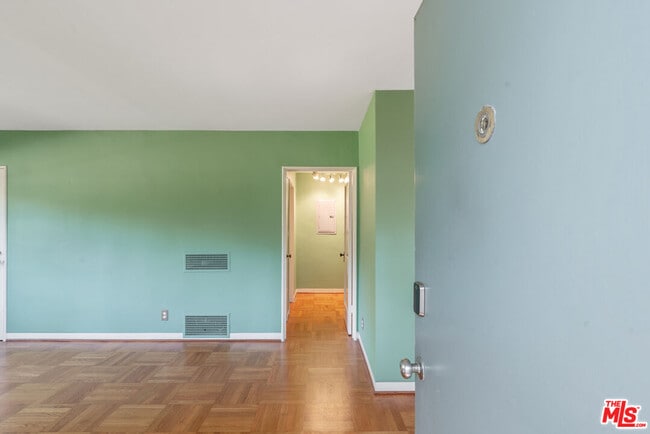 Photo - 5116 Village Green