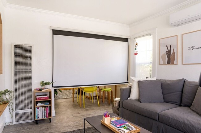 Photo - 2634 E 11th St