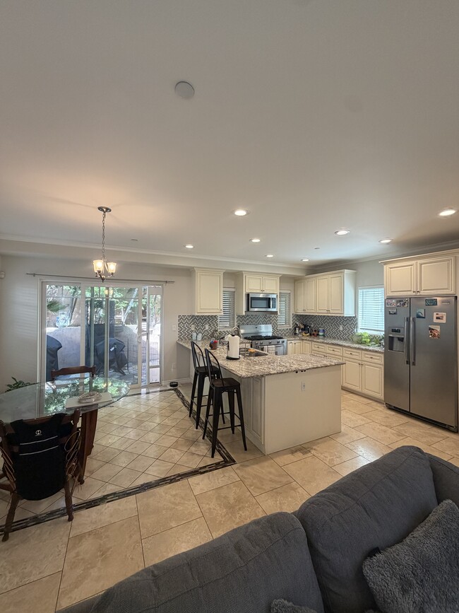 kitchen - 532 N Francisca Ave Unit B