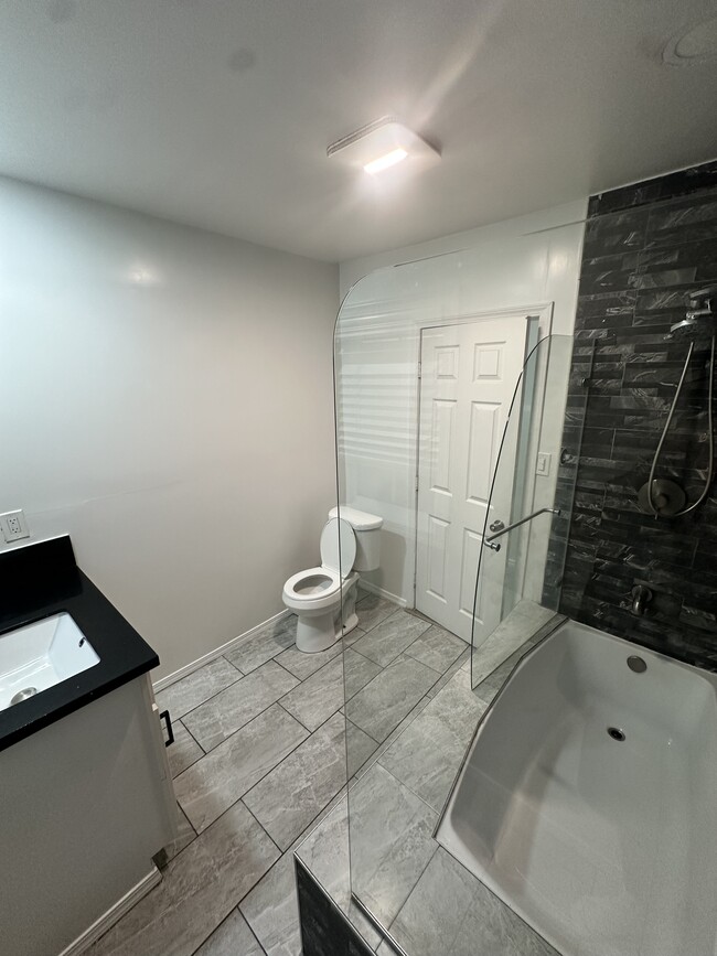 Photo - 556 W 92nd St