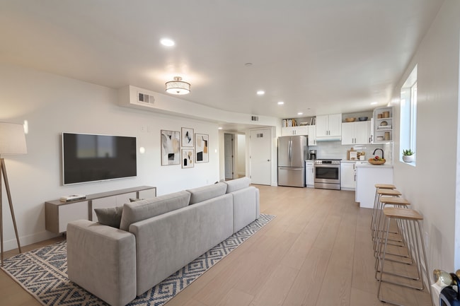 Building Photo - Brand New Luxury 4 & 5 Bed Unit #2118