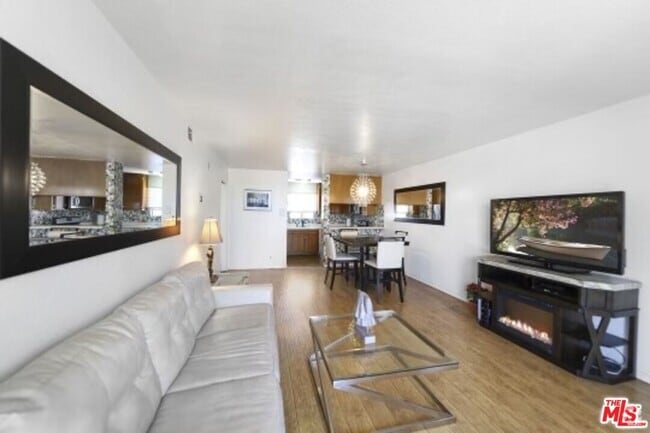 Building Photo - 630 N Grand Ave Unit 408 Rental