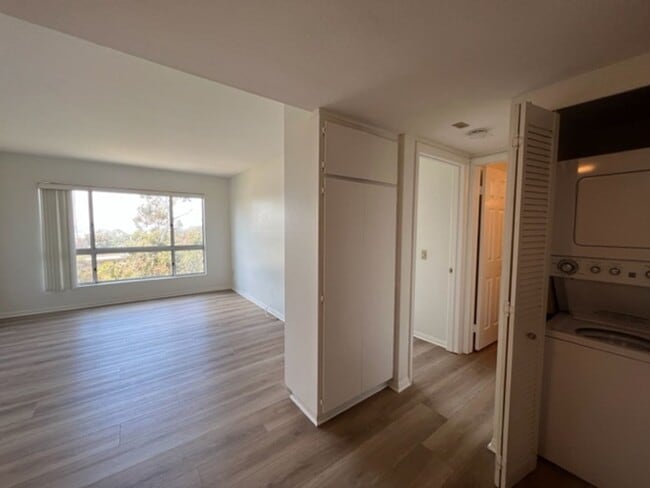 Building Photo - 2825 Third Ave #402 Unit 402