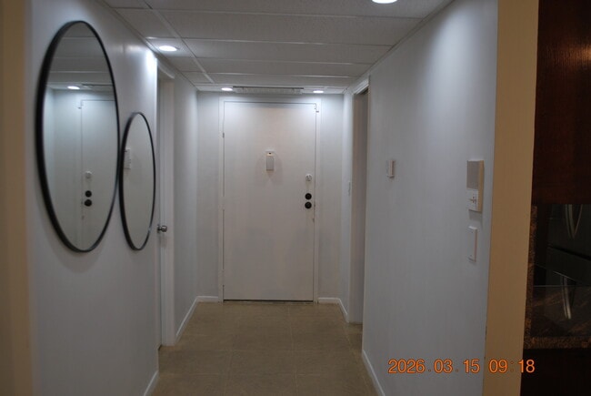 Entry Hallway - 612 N Louise St Unit 307