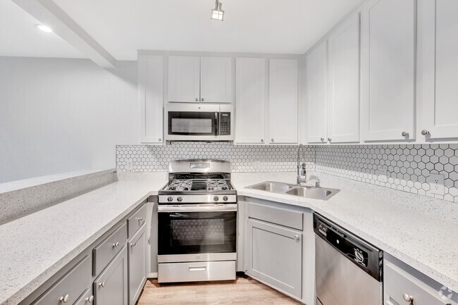 2BR, 1BA - 860SF - Kitchen - Lakehouse Apartments