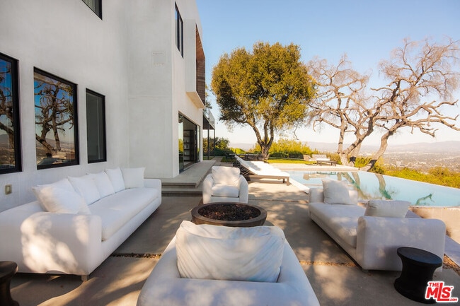 Photo - 13331 Mulholland Dr