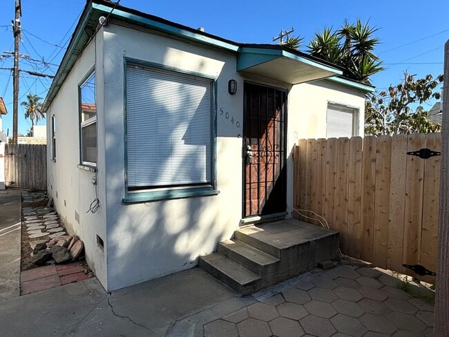 Building Photo - Voltaire Duplex Unit 5040